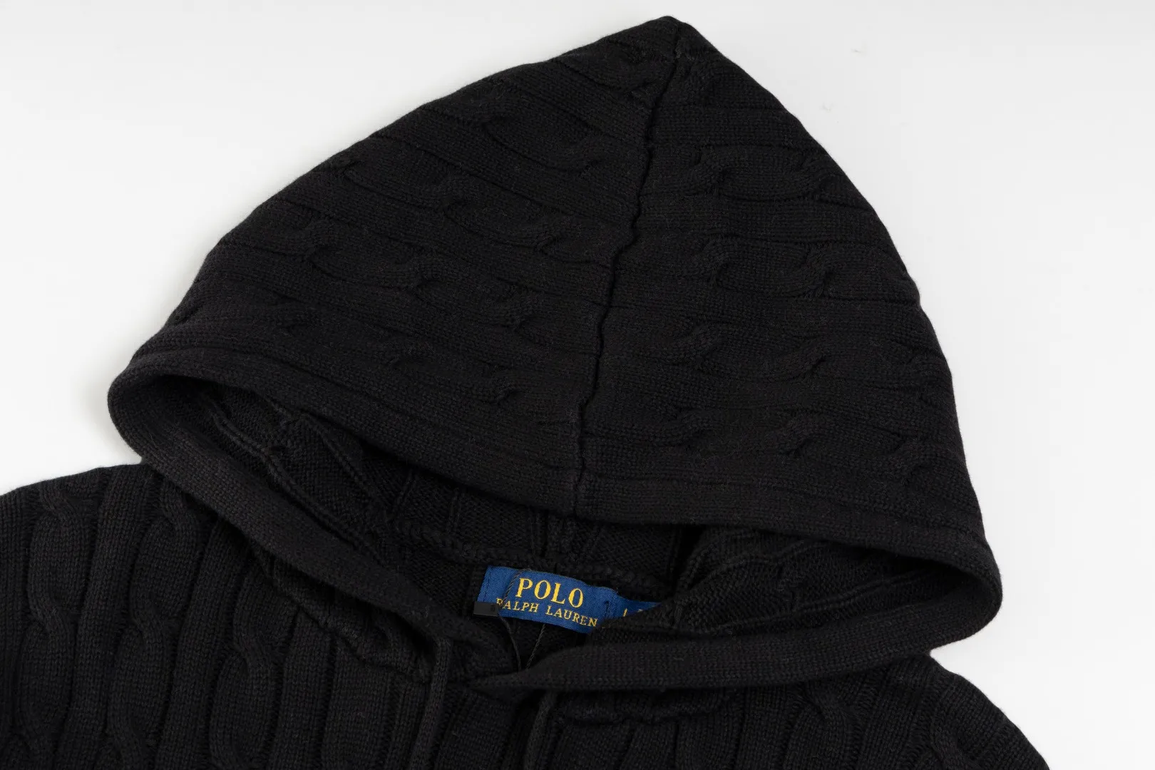 P236 #R84 RALPH LAUREN Six-color classic hooded twist pullover sweater with high-density LOGO embroidery on the chest and original custom-made tag accessories. Made of pure cotton yarn, pure cotton is skin-friendly and comfortable, small label war horse embroidered twist hooded sweater 🐎 high quality, follow the blogger to learn how to wear it! Let’s buy a Ralph Lauren cable sweater. It’s a super hard-to-find series after it became popular. It’s hard to find one on the official website. It’s simple and practical to wear, with a lazy and loose feel. The thickened fabric has more texture, feels soft and delicate, and has a loose fit. Whether worn alone or layered, you can wear different styles of fashion with just one piece!   Size: S M L